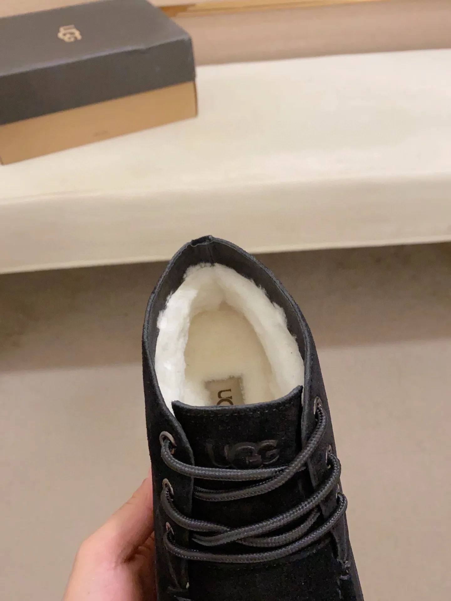 Men's shoes💰: 600💰(high-end goods) UGG❄️❄️Latest model 1:1⃣️quality, fabric: high-end quality first-layer cowhide imported from Europe. Lining: wool lining, sole: pure imported foam outsole. ❤️High-end goods, fine workmanship, trendy and fashionable. The fit is very classy. If you know the goods, you will not be able to refuse😍😍Number of codes: 38-44 (45 is custom-made and cannot be returned or exchanged)